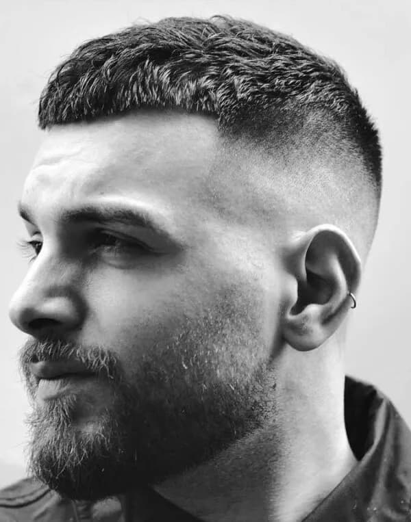 Krótkie fryzury męskie: Rewolucyjne triki stylizacji bez porażki