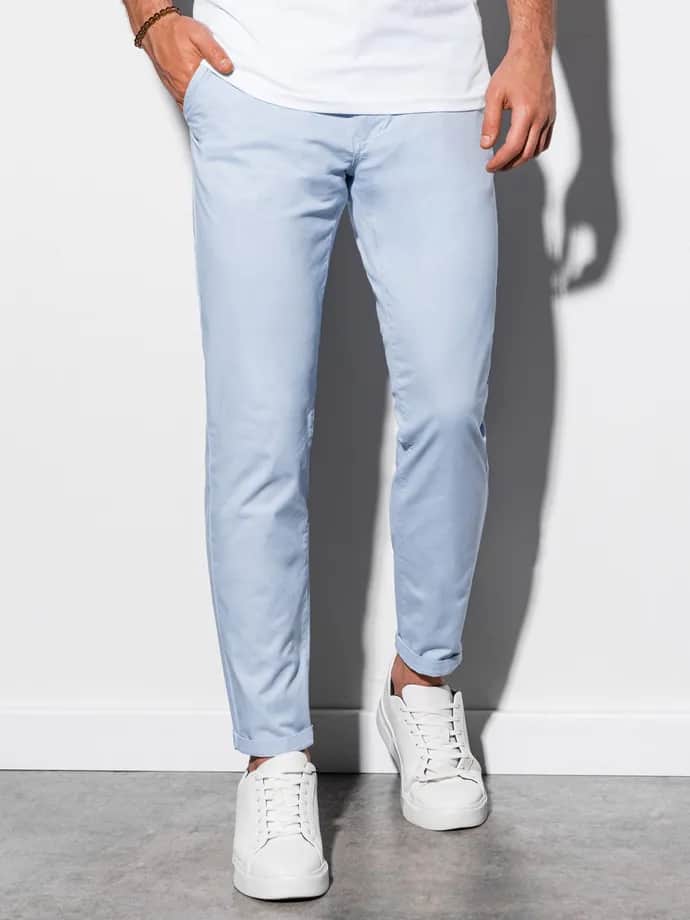 Błękitne spodnie męskie: 7 stylizacji na każdą okazję