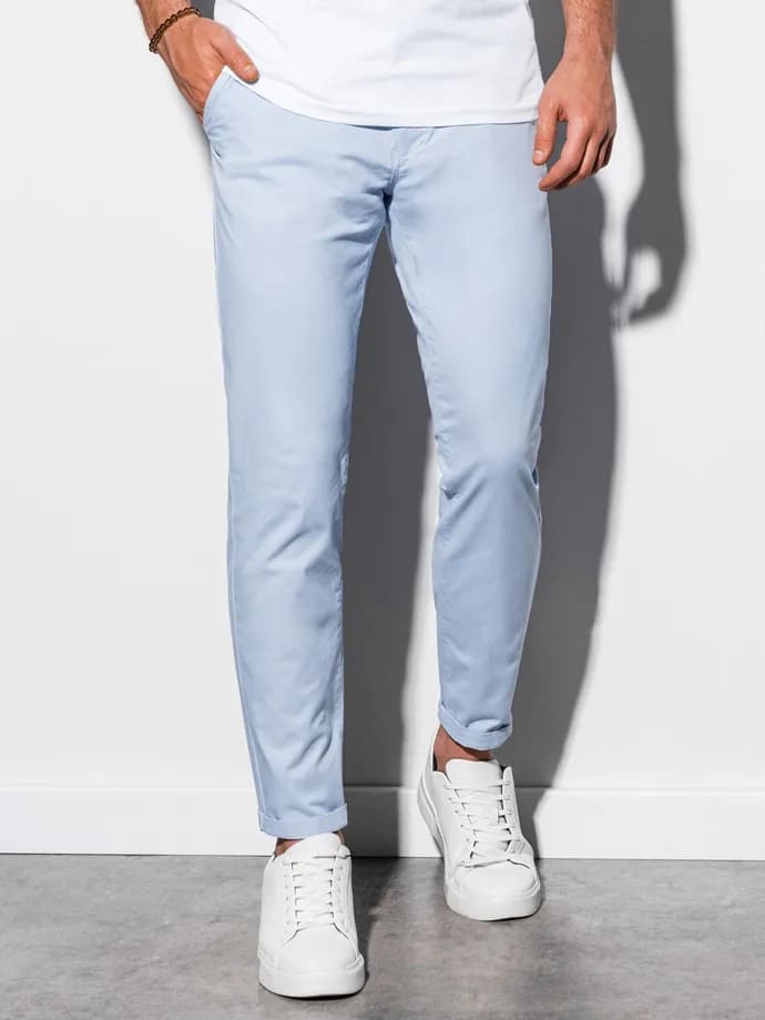 Błękitne spodnie męskie: 7 stylizacji na każdą okazję