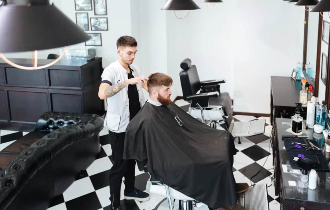 Tani fryzjer męski w Warszawie: gdzie zaoszczędzisz na strzyżeniu