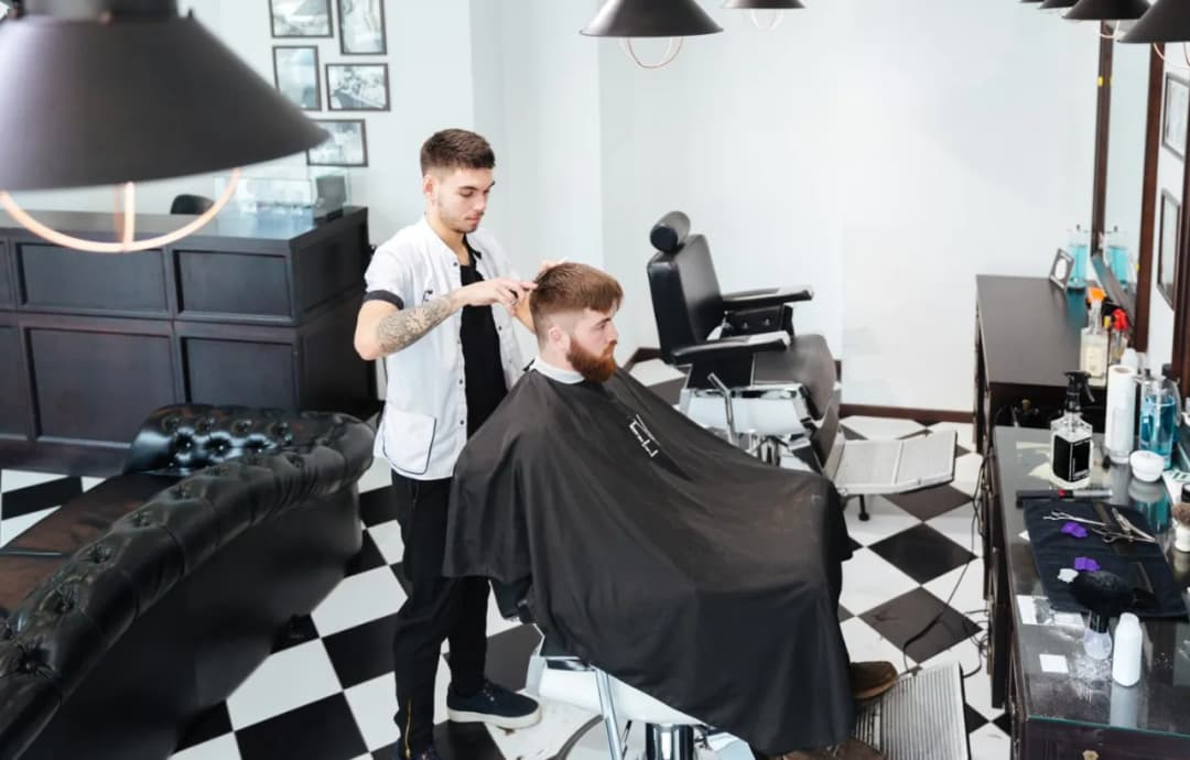 Tani fryzjer męski w Warszawie: gdzie zaoszczędzisz na strzyżeniu