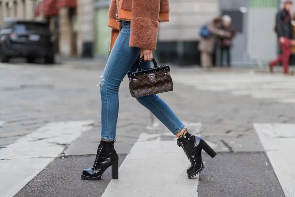 Dżinsy skinny: Czym są i jak nosić te obcisłe spodnie?