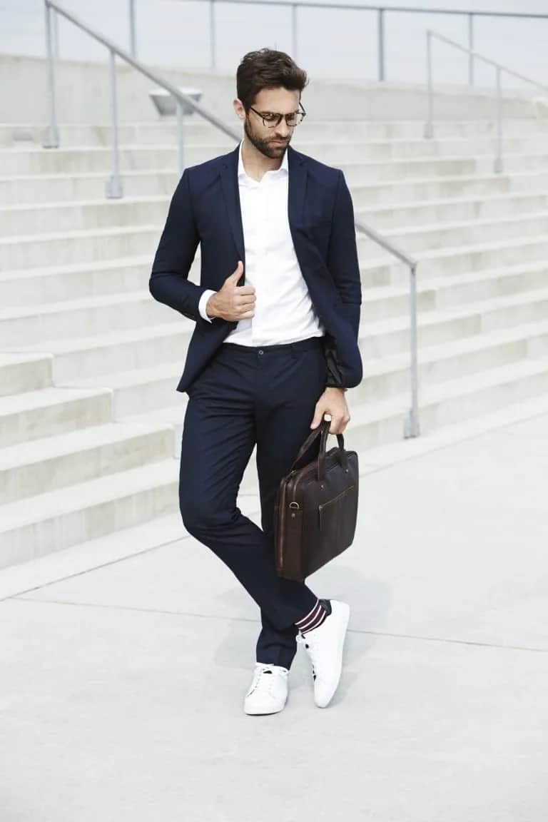 Stylizacje do trampek męskich: Modne zestawy, które zaskoczą każdego