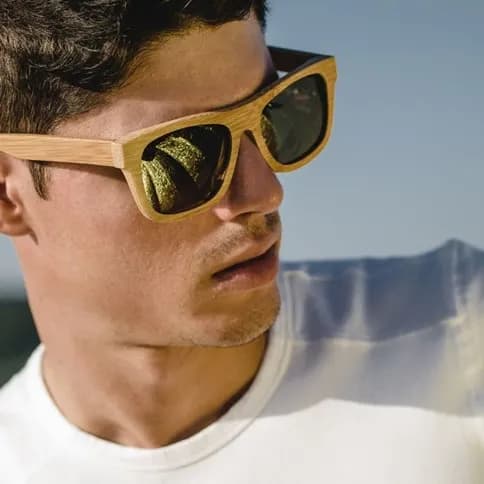 Stylowe okulary przeciwsłoneczne: Jak błysnąć w każdej stylizacji mężczyzny