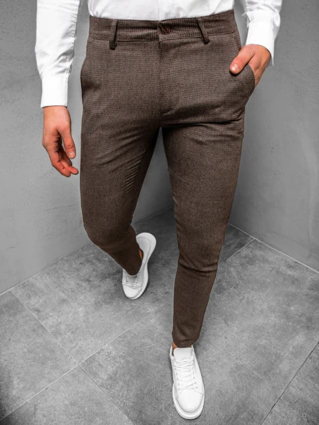 Stylowe brązowe spodnie męskie. Jak nie popełnić modowej wpadki?