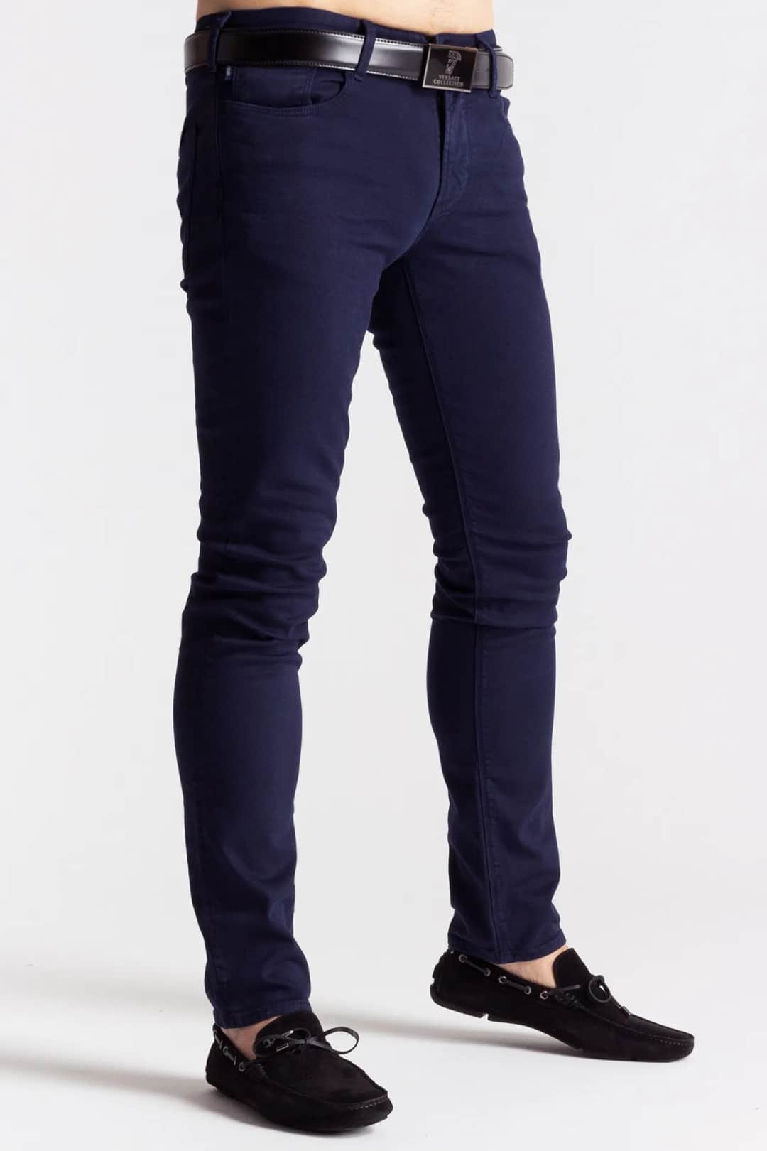 Modne stylizacje w granatowych jeansach. Jak ubrać się bez wpadki?