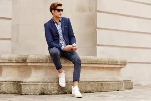 Białe trampki męskie stylizacje: Rewolucyjne zestawy, które zaskoczą każdego