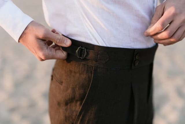 Modne lniane spodnie męskie: Stylizacje, które zachwycą każdego