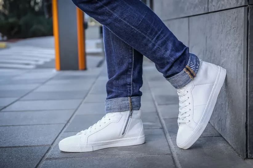 Białe buty sportowe męskie - 7 stylizacji na każdą okazję