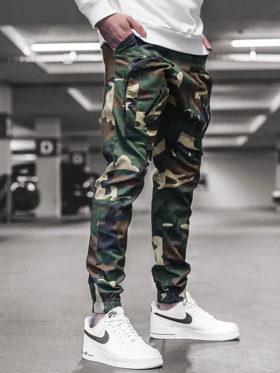 Spodnie moro: 7 stylizacji męskich, które musisz znać