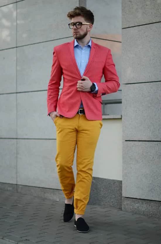 Żółte spodnie męskie: modne stylizacje, które zaskoczą twój świat