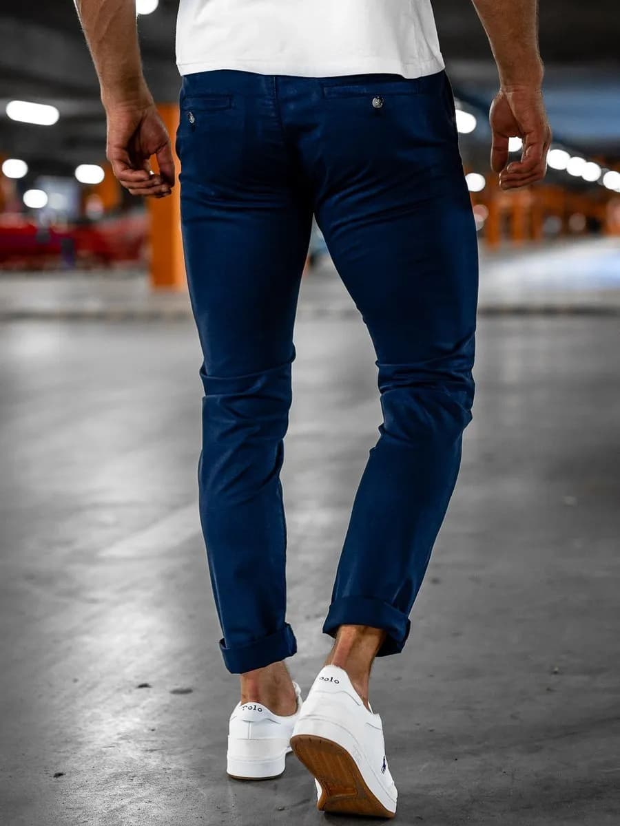 Granatowe chinosy męskie: 7 stylizacji na każdą okazję