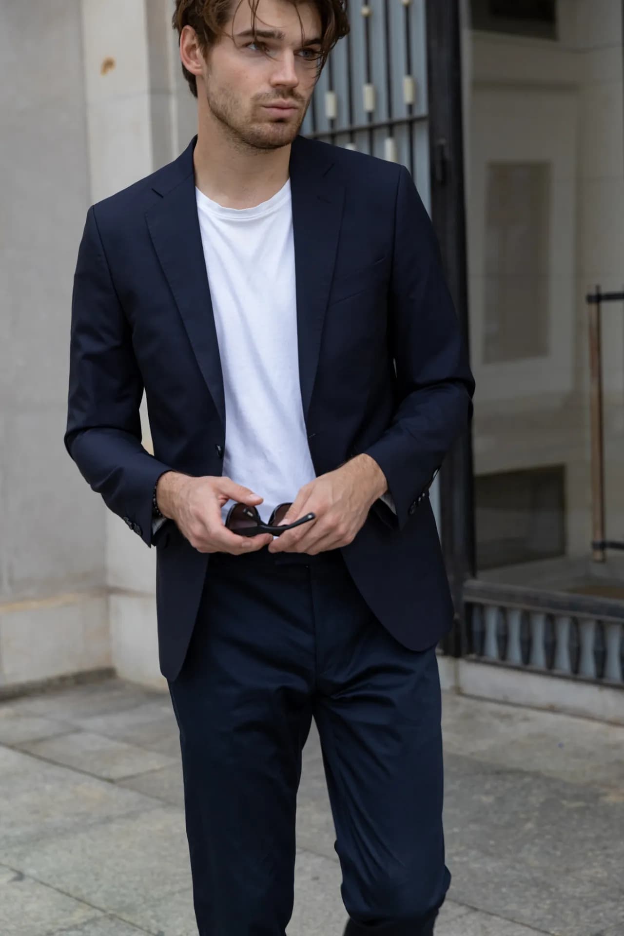 Stylizacje męskie na wesele: 10 inspiracji dla każdego gościa