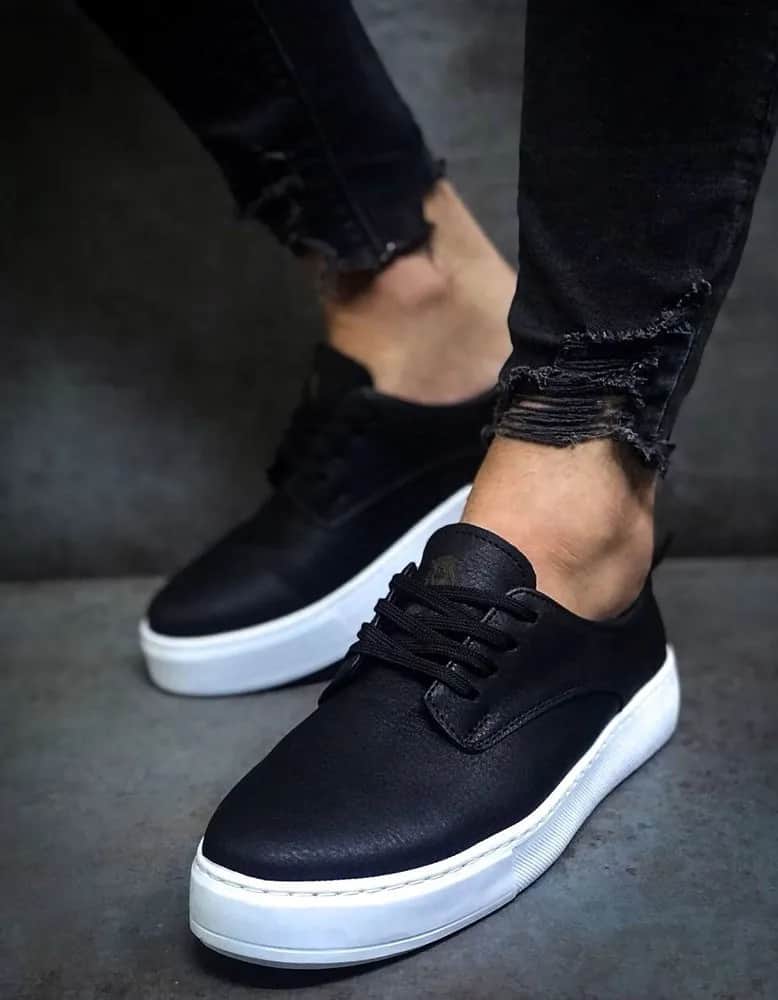 Czarne sneakersy męskie: 7 stylizacji, które musisz znać